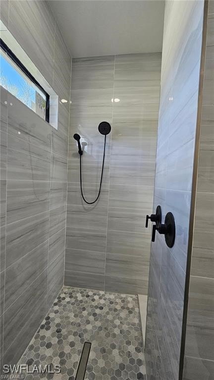 bathroom featuring a tile shower