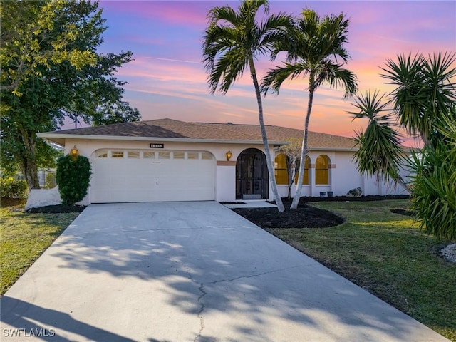 view of front facade featuring a yard and a garage