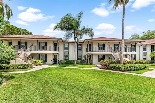 view of front of home with a front lawn