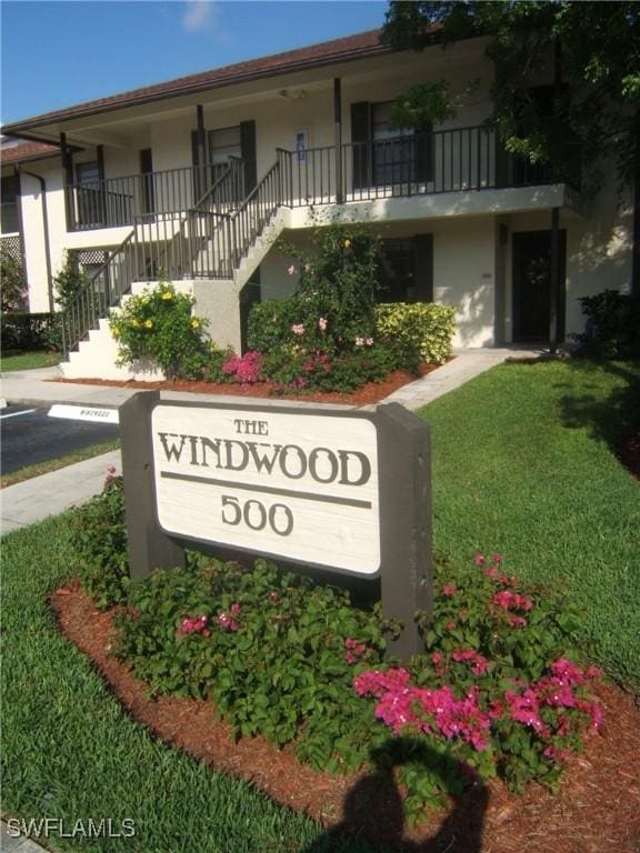 community / neighborhood sign featuring a lawn