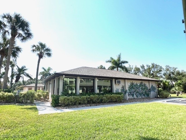 view of front facade featuring a front lawn