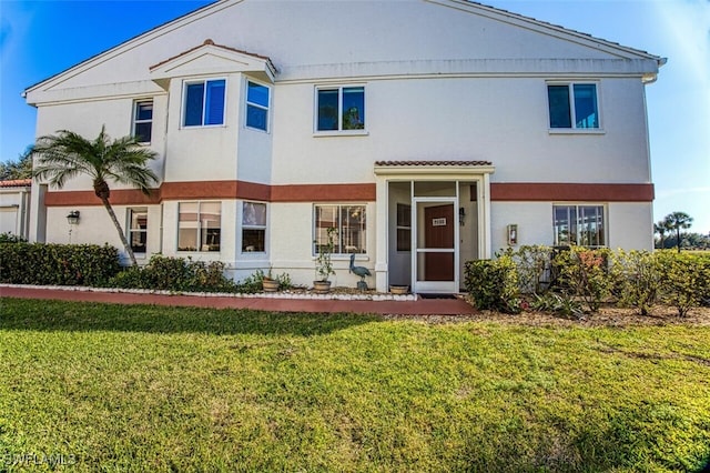 view of front facade featuring a front lawn