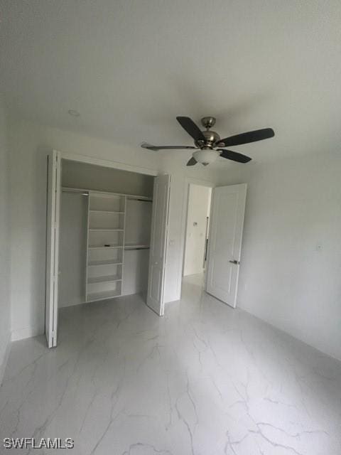 unfurnished bedroom with ceiling fan and a closet