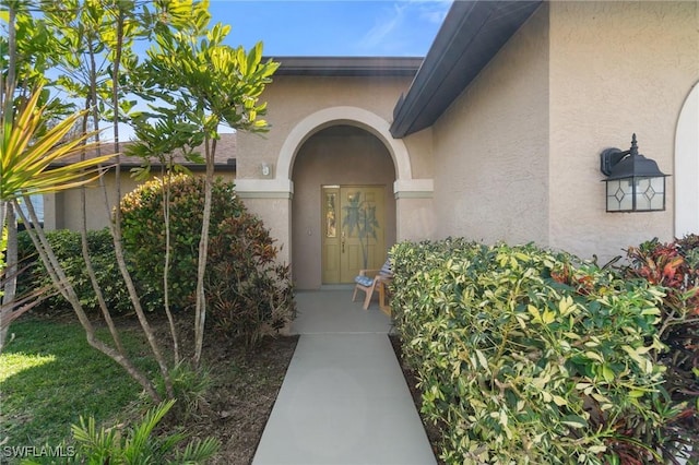 entrance to property with stucco siding