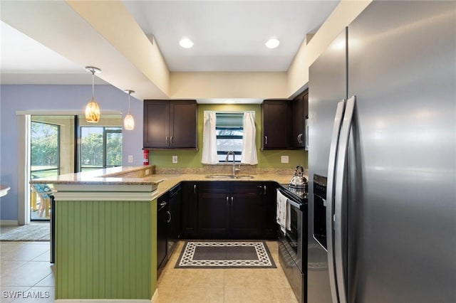 kitchen with sink, stainless steel fridge with ice dispenser, electric range oven, kitchen peninsula, and pendant lighting