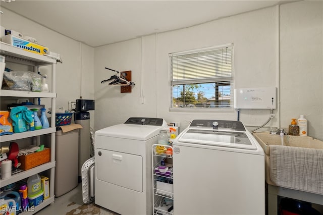 washroom featuring washing machine and clothes dryer