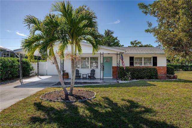 view of front of home featuring a front yard