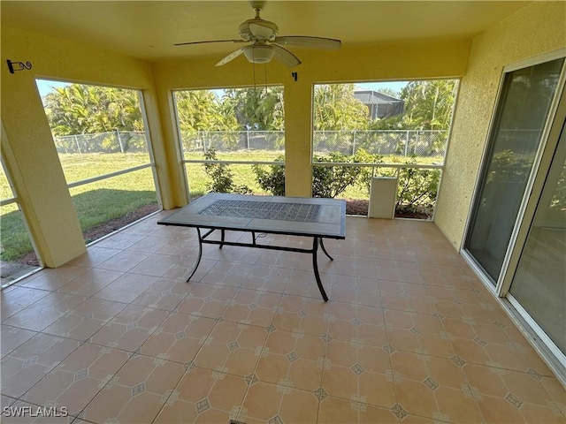 sunroom with ceiling fan