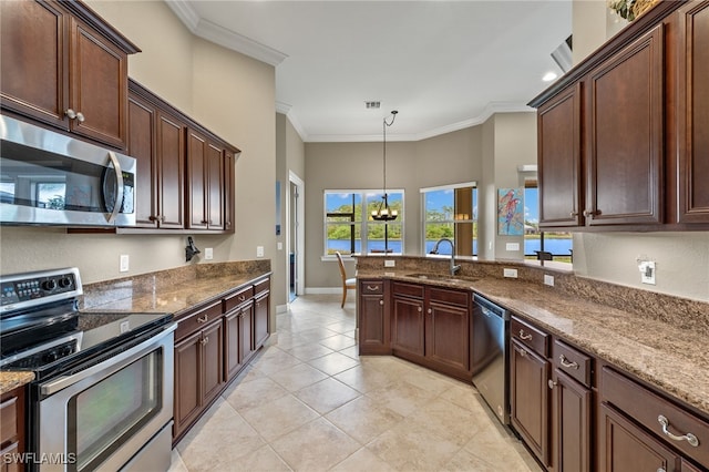 kitchen featuring sink, appliances with stainless steel finishes, an inviting chandelier, ornamental molding, and decorative light fixtures