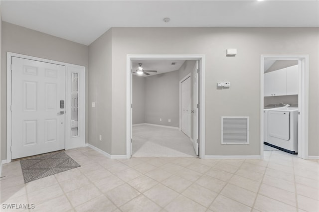 foyer featuring ceiling fan, baseboards, visible vents, and washer and clothes dryer