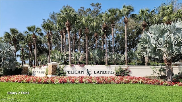 community / neighborhood sign featuring a lawn