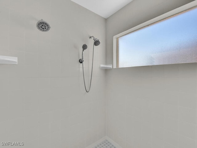 bathroom featuring tiled shower