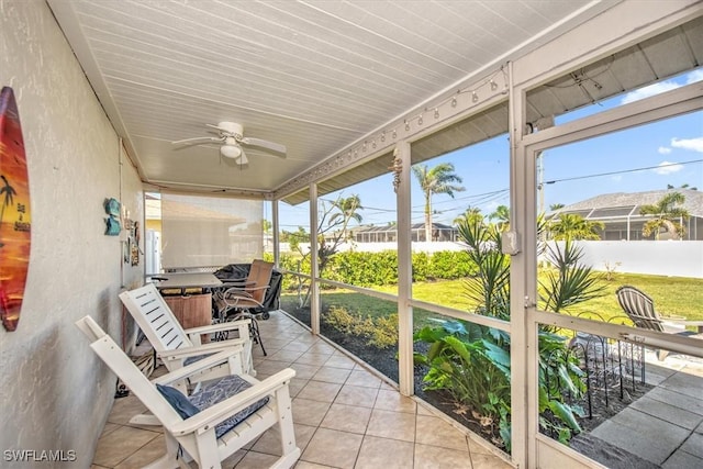 sunroom with ceiling fan