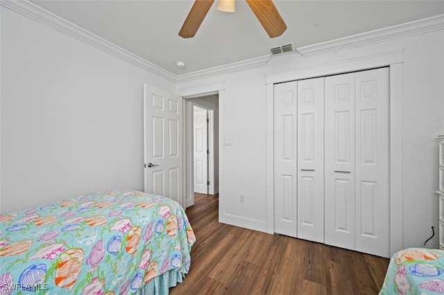 bedroom featuring dark hardwood / wood-style flooring, ornamental molding, a closet, and ceiling fan