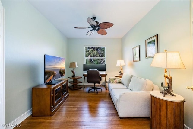 living room with dark wood-type flooring and ceiling fan