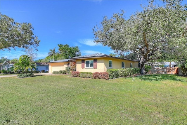 single story home with a front lawn