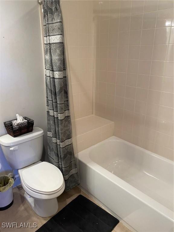 bathroom featuring toilet and shower / tub combo