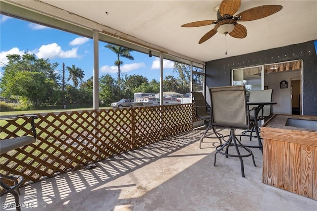 sunroom with ceiling fan