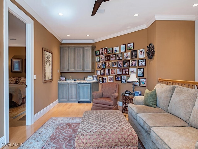 living room featuring crown molding, ceiling fan, and light hardwood / wood-style floors