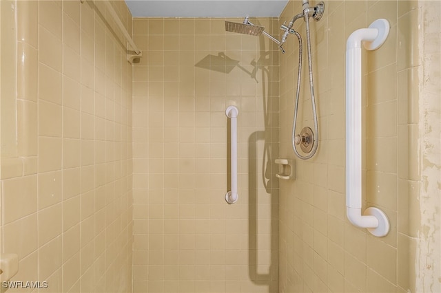 bathroom featuring a tile shower