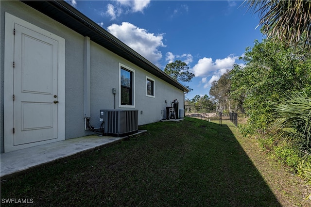 view of yard featuring central AC unit