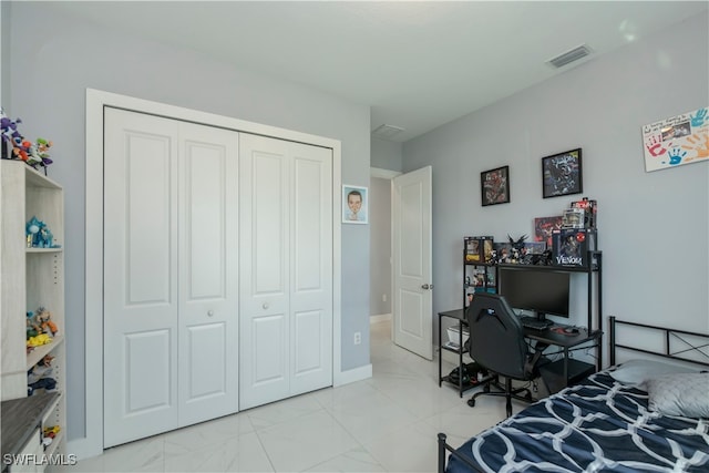 bedroom with a closet