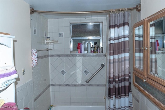 bathroom featuring shower / bathtub combination with curtain