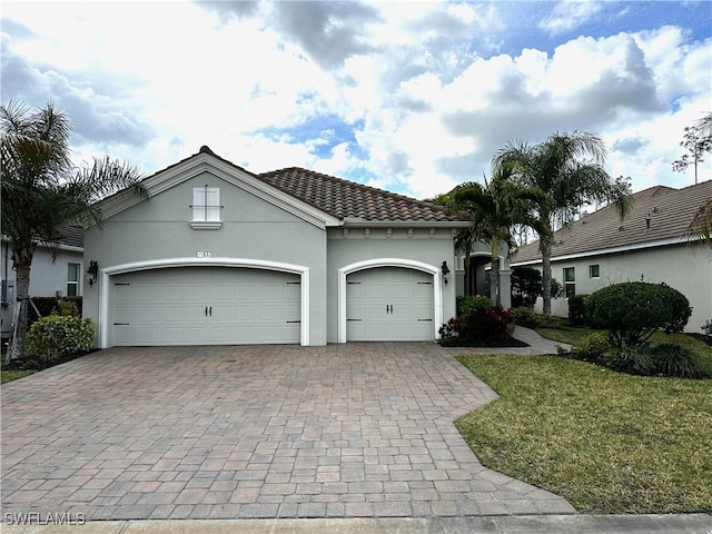 view of front facade featuring a garage and a front yard