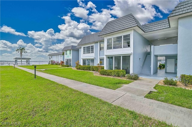 view of front of property featuring a front lawn