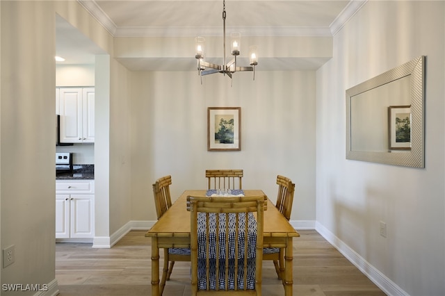 dining area featuring crown molding, a notable chandelier, and light wood-type flooring