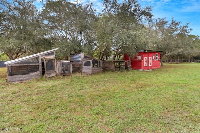 view of yard with an outbuilding