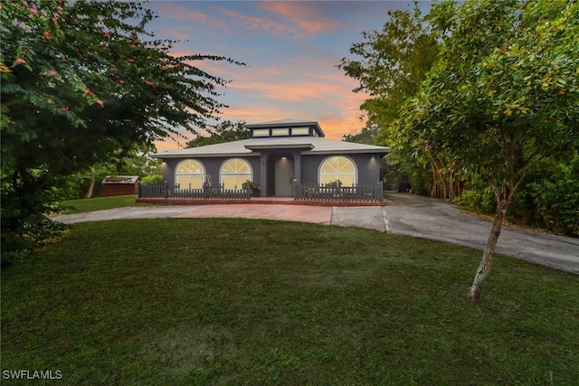 view of front of home featuring a lawn