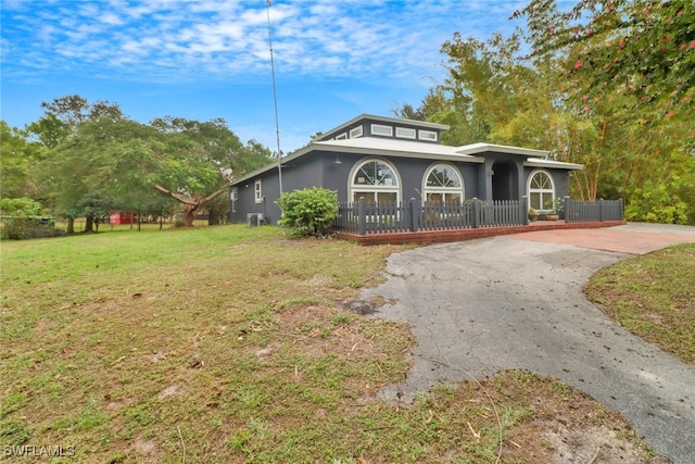 view of front of house featuring a front lawn