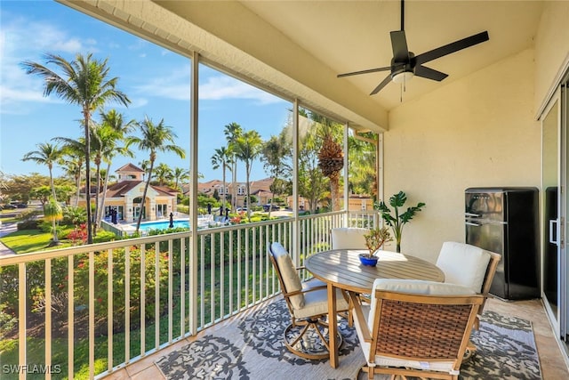 sunroom with ceiling fan