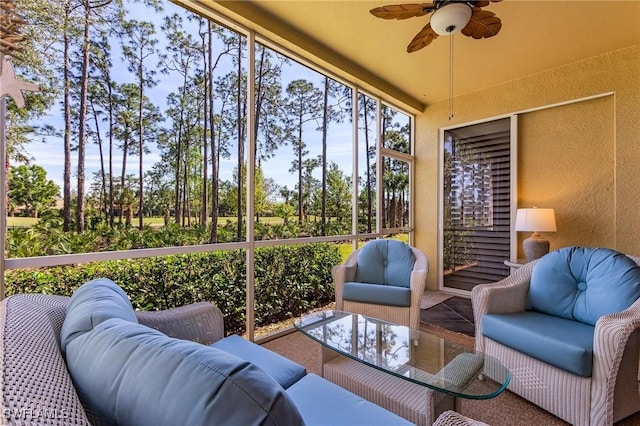 sunroom with ceiling fan