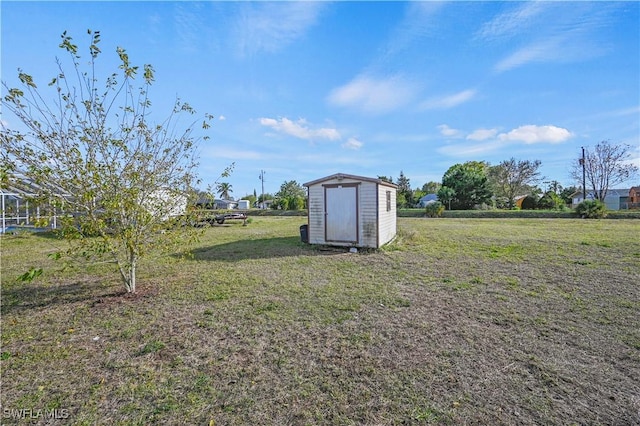 view of yard featuring a shed