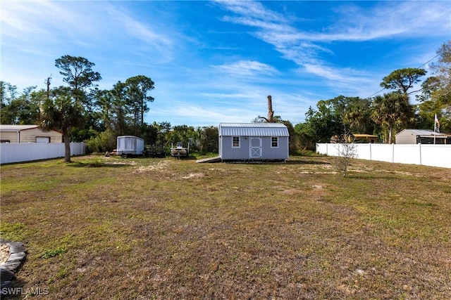 view of yard featuring a shed