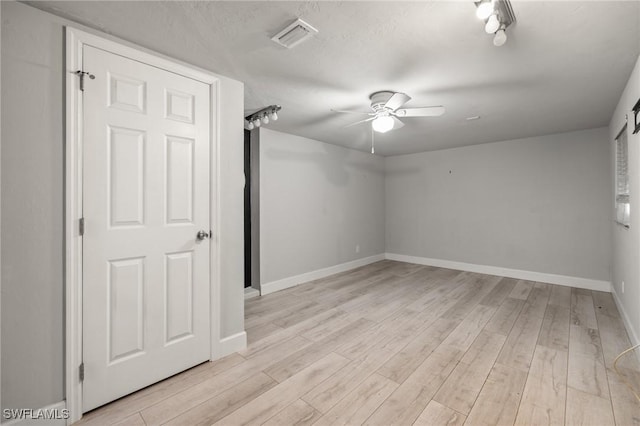 unfurnished room featuring light hardwood / wood-style flooring and ceiling fan