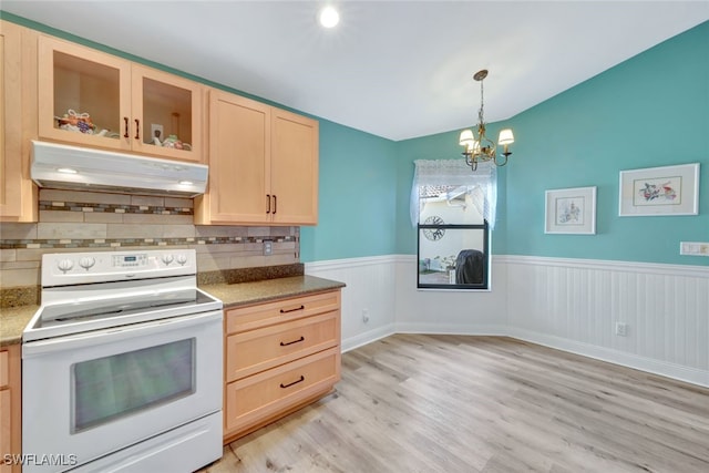 kitchen featuring hanging light fixtures, electric range, light hardwood / wood-style floors, a chandelier, and light brown cabinets