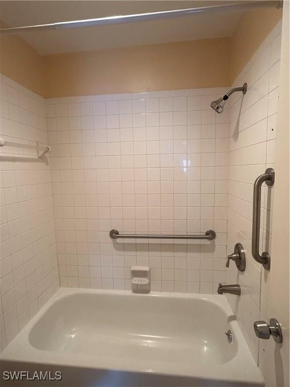 bathroom featuring tiled shower / bath