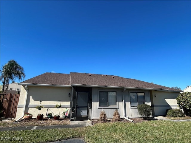 view of front of property with a front yard