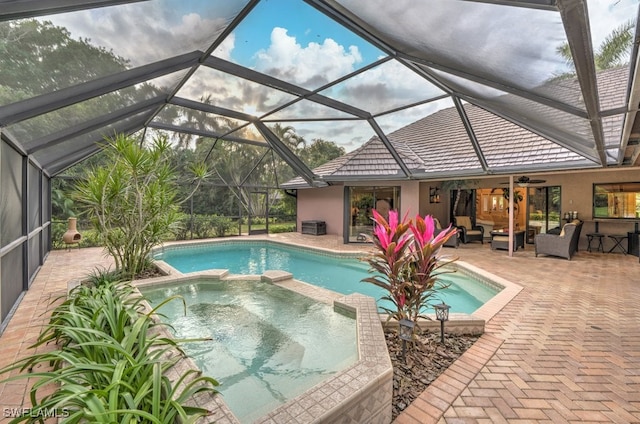 view of swimming pool with a lanai, an in ground hot tub, ceiling fan, an outdoor hangout area, and a patio