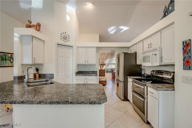 kitchen with sink, stainless steel appliances, white cabinets, a kitchen bar, and kitchen peninsula