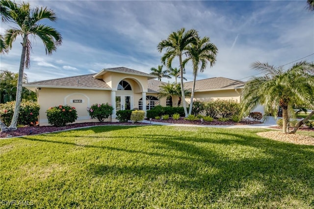 view of front of property featuring a front lawn