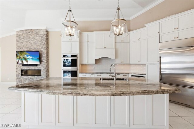 kitchen with stainless steel appliances, hanging light fixtures, and a spacious island