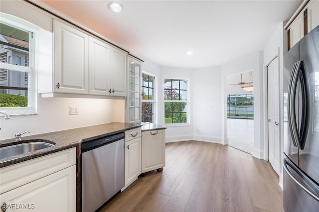 kitchen featuring light wood-style floors, appliances with stainless steel finishes, a sink, and recessed lighting