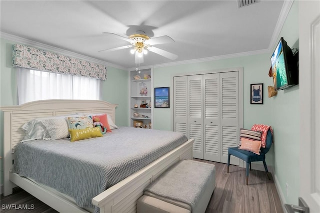 bedroom featuring ceiling fan, ornamental molding, dark hardwood / wood-style floors, and a closet