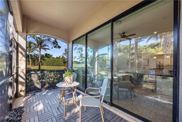 sunroom with ceiling fan