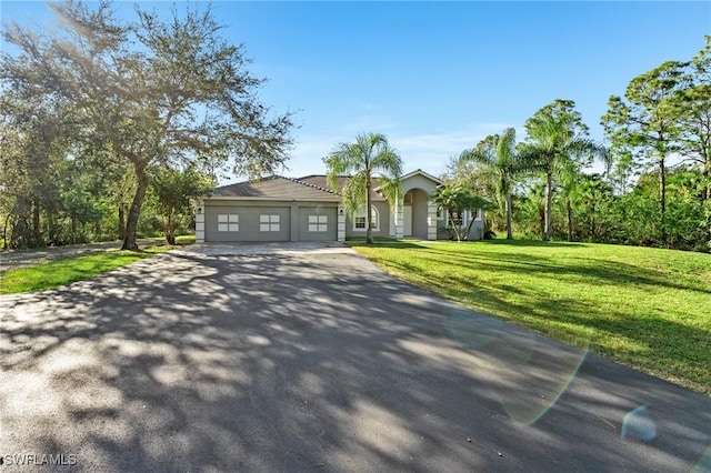 view of front facade featuring a garage and a front yard