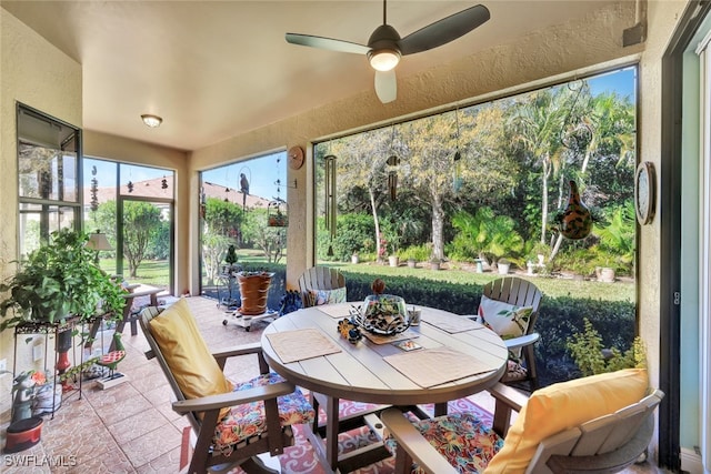 sunroom with ceiling fan